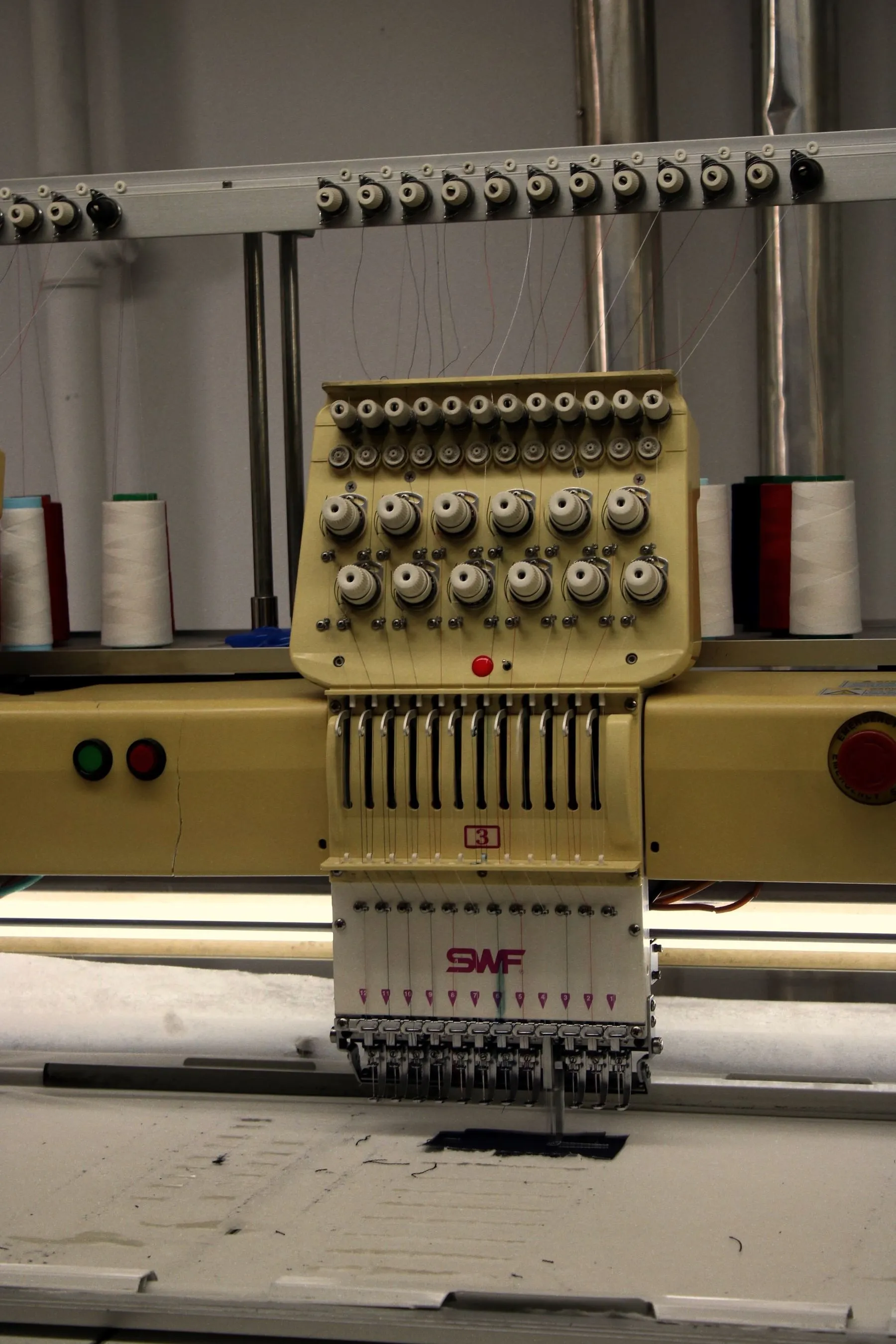 Industrial embroidery machine with thread spools