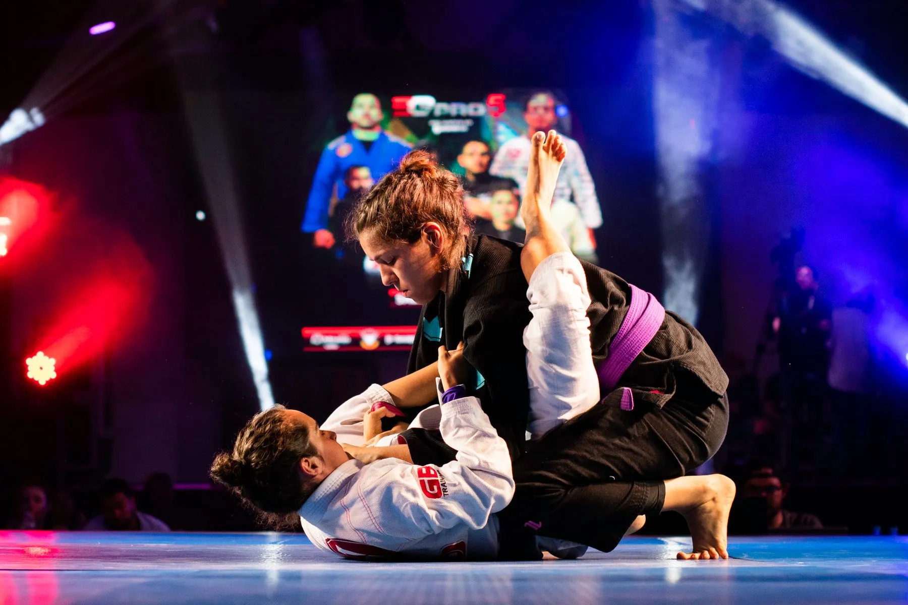 Two women competing in team Gis